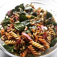 Sałatka (makaron, boczek,szpinak, nerkowce, pesto)