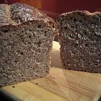 Chleb orkiszowy z nasionami na zakwasie