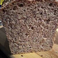 Chleb orkiszowy z nasionami na zakwasie