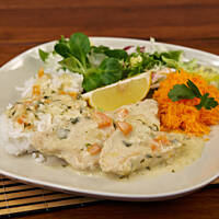 Medaliony indycze w delikatnym sosie śmietanowym