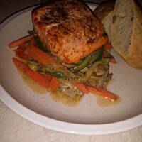 Pieczony łosoś na warzywach krótko smażonych