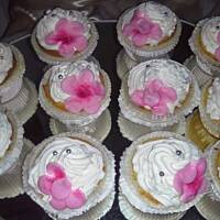 Babeczki ze śmietaną i kwiatkami