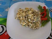 Fot. kleszcz13, sałatka z groszkiem i jajkami