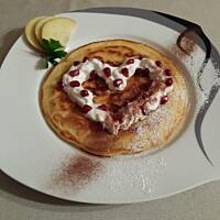 Pancakes z bitą śmietaną, granatem i syropem klonowym