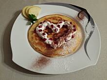 Fot. emilciak, Pancakes z bitą śmietaną, granatem i syropem klonowym