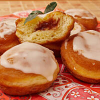 Pączki drożdżowe z serem i pomarańczowym lukrem