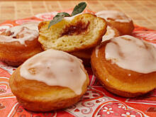 Fot. Wkn, Pączki drożdżowe z serem i pomarańczowym lukrem
