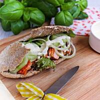 Pita pełnoziarnista z łososiem