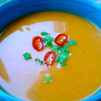 Zupa z pomidorami, czerwoną soczewicą i mlekiem kokosowym