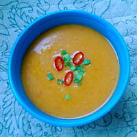 Zupa z pomidorami, czerwoną soczewicą i mlekiem kokosowym