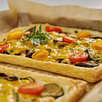 Pizza francuska pieczarkowo-cukiniowa