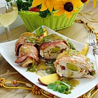 Roladki z brzoskwinią w winno porowym sosie