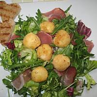 Sałata ze smażoną mozzarellą