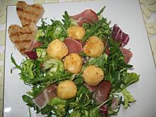 Fot. monia7301, Sałata ze smażoną mozzarellą