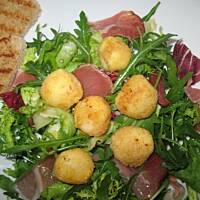 Sałata ze smażoną mozzarellą