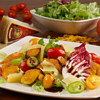 Sałata z filetami w płatkach kukurydzianych