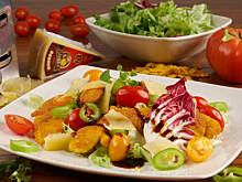 Fot. Wkn, Sałata z filetami w płatkach kukurydzianych