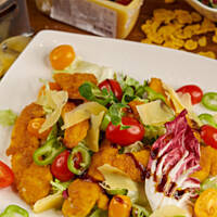 Sałata z filetami w płatkach kukurydzianych