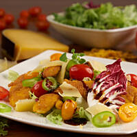 Sałata z filetami w płatkach kukurydzianych