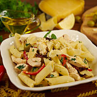 Sałatka kurczak i penne z lekkim sosem cytrynowym