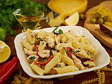 Fot. Wkn, Sałatka kurczak i penne z lekkim sosem cytrynowym