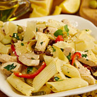 Sałatka kurczak i penne z lekkim sosem cytrynowym