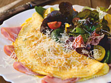 Fot. Wkn, Jajecznica z szynką i twardym serem