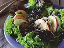 Fot. Wkn, Zielona sałatka z jabłek i twardego sera