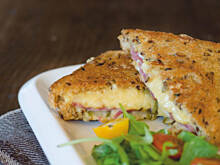 Fot. Wkn, Zapiekane kanapki z szynką i twardy serem