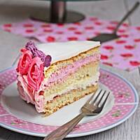 Tort z różyczkami śmietanowo - malinowy