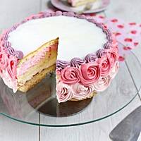 Tort z różyczkami śmietanowo - malinowy