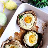 Jajka zapiekane w pieczarkach portobello