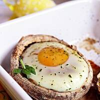 Jajka zapiekane w pieczarkach portobello