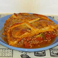 Ciasto francuskie z mięsem mielonym w sosie pomidorowym