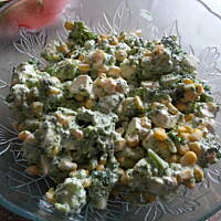 Szybka sałatka brokułowa z serem feta.