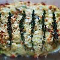 Zapiekanka ziemniaczana z łososiem, serem Dziugas i tymiankiem