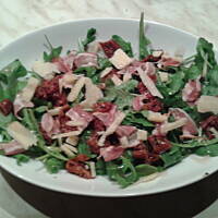 Sałatka z rukolą  i serem Dziugas