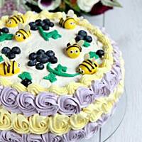 Tort z pszczółkami