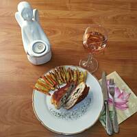 Nadziany kotlet schabowy w towarzystwie warzywnych frytek