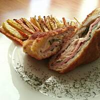 Nadziany kotlet schabowy w towarzystwie warzywnych frytek