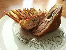 Fot. InkaMalinka, Nadziany kotlet schabowy w towarzystwie warzywnych frytek