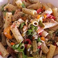 Makaronowa sałatka z mozzarellą i łososiem