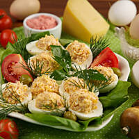 Jajka wielkanocne faszerowane szynką i serem