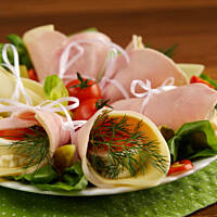 Eleganckie roladki szynkowo-serowe