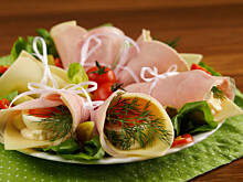 Fot. Wkn, Eleganckie roladki szynkowo-serowe