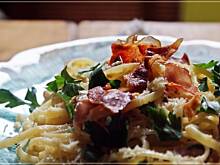 Fot. justakitchen, makaron carbonara z dziugasem