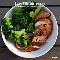 Kurczak w glazurze na parze z brokułami na sposób chiński