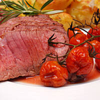 Pieczona soczysta wołowina z chrupiącymi ziemniaczkami i chrzanowym dipem