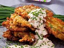 Fot. gastrosfera1, Wiosenne placki ziemniaczane z ziołami prowansalskimi i sosem serowo – cebulowym