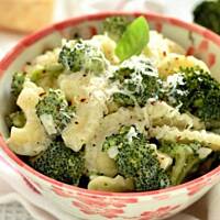 Kolanka w sosie serowym z brokułami